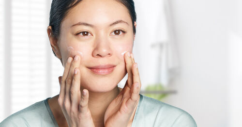 woman applying glycerin to dry skin
